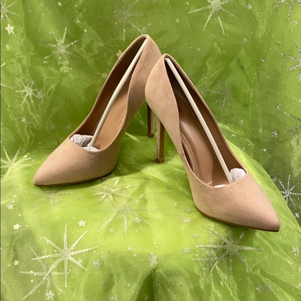 Beautiful brand new Taupe 4” high heels.